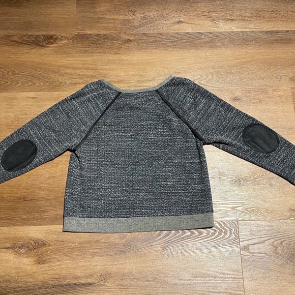 ALICE AND OLIVIA S SMALL 4-6 GREEN CREW NECK SWEATER 100% LEATHER ELBOW PATCH - Picture 11 of 13